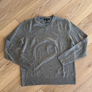 Tommy Hilfiger Gray V-Neck Sweater 100% wool size Large